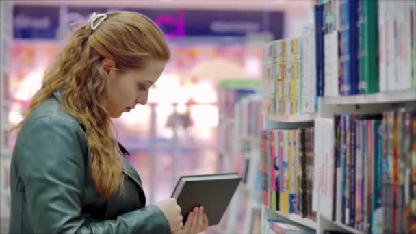 Mujer joven leyendo libro en acogedora sala de estar, pasando página, aprendizaje, estudio, educación, leer libros, quedarse en casa concepto. — Vídeos de Stock