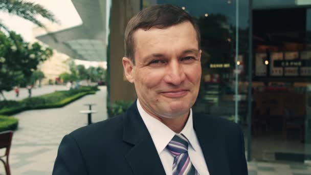 Concept business man, Close up of cheerful male boss looking at the camera and smiling. Caucasian group leader man of modern company. Portrait of corporate businessman smiling close up of mature — стокове відео