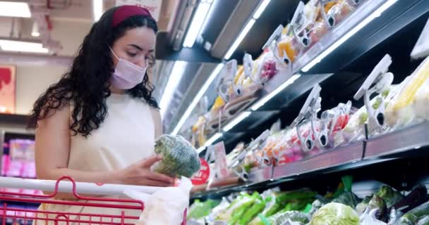 Kobieta dokonuje zakupów w supermarkecie, zdrowej żywności, wybiera świeże warzywa i umieszcza kalafior w koszyku do ważenia w skali na rynku.Wybór produktów w supermarkecie do gotowania — Wideo stockowe