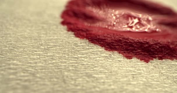 Concetto di sangue rosso. Gocce di sangue rosso su un panno bianco, il sangue viene assorbito in un tovagliolo di carta bianca, macro shot. — Video Stock