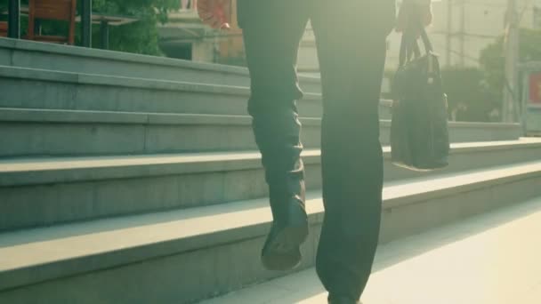 Nahaufnahme des eiligen aukasischen Geschäftsmannes mittleren Alters, der auf der Treppe zur Arbeit läuft. Füße von Geschäftsleuten, die von hinten zur Arbeit pendeln. — Stockvideo