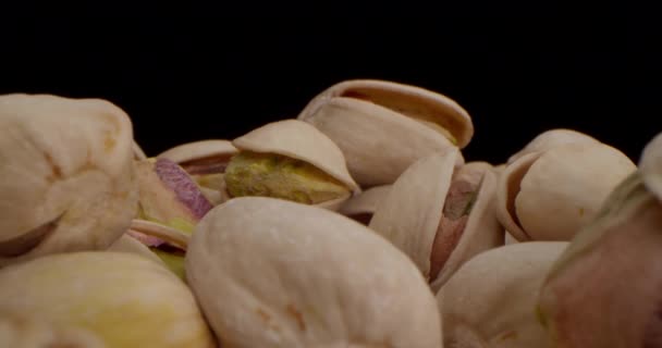 Lente macro, muy cerca macro disparo de un pistacho en hermosa luz sobre un fondo negro y amarillo, golpeando la cámara en pistachos — Vídeos de Stock