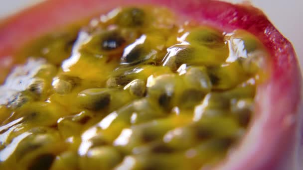 Kesilmiş taze egzotik tutku meyvesinin matrosu masada dönüyor. Yavaş çekim video 4K — Stok video