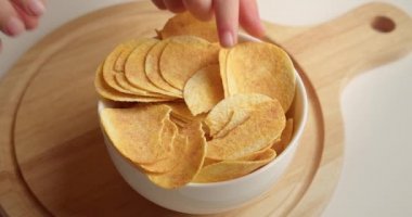 Yukarıdan patates cipsi kasesi manzarası. Bir kase patates cipsinin en üst görüntüsü. Bir kase patates cipsinin en üst görüntüsü.