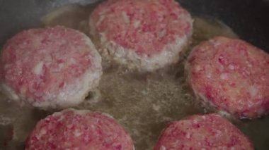 Kahvaltıda et ve domuz pirzolası pişiririz. Et mutfakta kavisli bir şekilde kızartılıyor. Yavaş çekim.