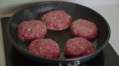Kahvaltıda et ve domuz pirzolası pişiririz. Et mutfakta kavisli bir şekilde kızartılıyor. Yavaş çekim.