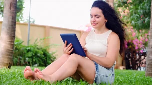 Bezorgde volwassen vrouw met behulp van slimme telefoon SMS bericht in een park. — Stockvideo