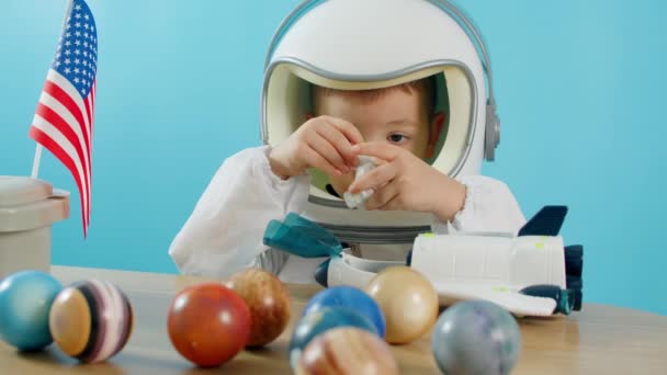 Dziecko bawiące się w domu, astronauta, chłopiec 5 lat w kasku i kostium astronauty, pilot siedzący w promie kosmicznym pilota podróżuje w kosmos. — Wideo stockowe