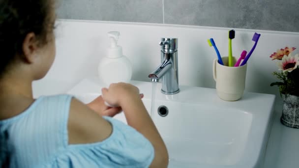 Ett barn tvättar händerna med tvål, liten flicka Händer tvätta för att förhindra spridning av virus och bakterier. Hälso- och sjukvård, grundläggande hemhygien. — Stockvideo