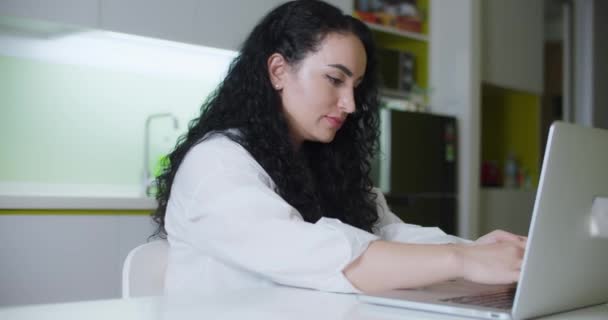 Mulher bonita compras on-line com cartão de crédito com laptop enquanto trabalhava no escritório em casa — Vídeo de Stock