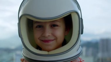 Sokakta bir astronotla oynayan bir çocuk, 8 yaşındaki astronot kostümlü küçük bir kızın portresi, kameraya bakan mutlu bir çocuk, yakın çekim, pilot, uzay yolculuğu..