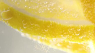 Taze limon, bir bardak köpüklü buzlu suya eklenir ve ferahlatıcı bir içecek elde edilir. Ferahlatıcı bir içecek..