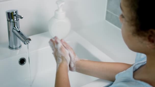 Un bambino lava le mani con sapone, bambina Lavarsi le mani per prevenire la diffusione di virus e batteri. Sanità, Igiene domestica di base. — Video Stock