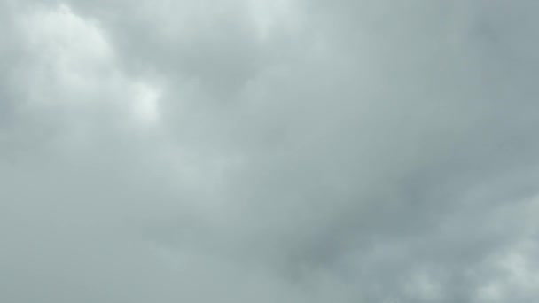 CLOUD puszyste deszcz globalne ocieplenie efekt czarny grzmot dramatyczne 4K CLOUD ciemne jasne puszyste chmury tropikalny zmierzch 4k abstrakcyjne chmury tła realistyczne uderzenia pioruna dzień — Wideo stockowe