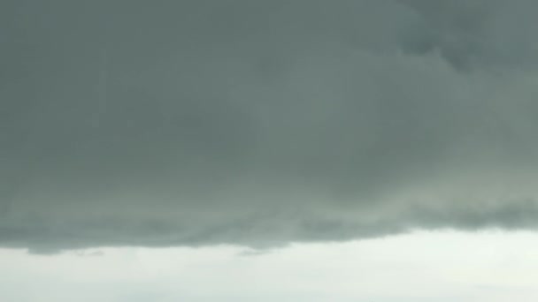 Cielo aperto, Nubi pluviali tropicali morbide luminose scure sono in esecuzione. Sfondi nuvolosi astratti. nero temporale drammatico 4K CLOUD buio luminoso soffice nuvole tropicale crepuscolo — Video Stock