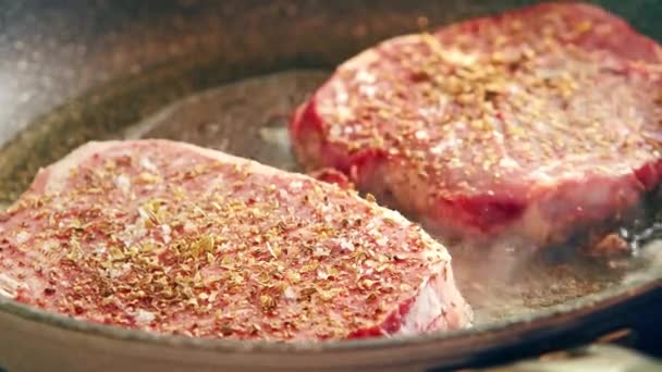 Két darab fűszeres nyers steaket sütöttek otthon.. — Stock videók