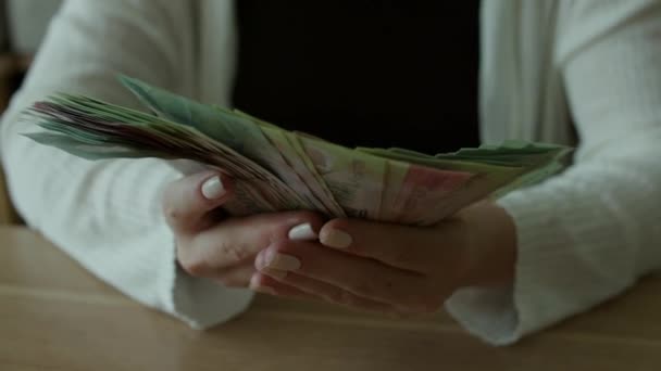 女性の手はお金のファンを作る、女の子は自宅でベトナムのドンや現金をカウントします。投資、成功、財務見通し、キャリア成長に関する概念. — ストック動画