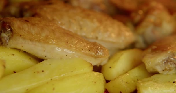 Gladde camera schieten Gebakken vlees en aardappelen in de oven op een bakplaat. Het vlees wordt gebakken met fijn gesneden aardappelen en uien. — Stockvideo