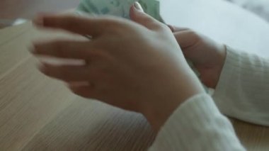 Kadın evdeki kanepede oturuyor, resim yapıyor, yazıyor ve dijital tablet bilgisayarla kalem kullanıyor. Yaratıcı bir süreç. Bir yaratıcı olarak parlak, neşeli enerjinin tezahürü, yeni bir şeyin yaratıcısı, profesyonel