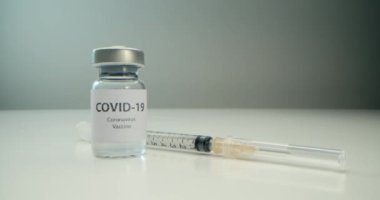 COVID-19 'a karşı aşı geliştirildi, yanında koronavirüs aşısı ve insülin şırıngası bulunan bir ampul, sağlık çalışanları ve risk altındaki insanlar için hazır enjeksiyon kiti, SARS-COV