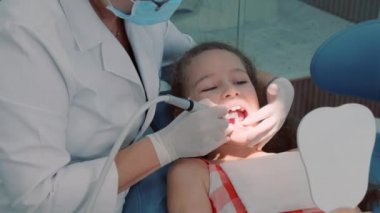 Kız, annesi ve diş hekimi diş office, incelenmesi ve danışmanlık stomatologist, kızı meraklı ve uysal