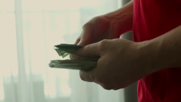 Pria menghitung uang. Tangan menghitung tagihan di Vietnam dong atau membayar tunai dengan latar belakang uang. — Stok Video