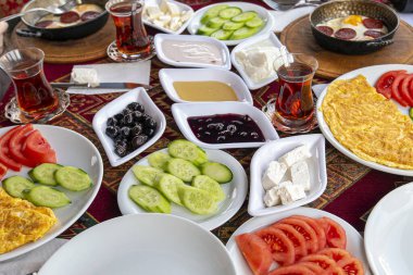 Geleneksel doğal Türk kahvaltısı, bir sürü yiyecek ve abur cubur, Türk yemeği.