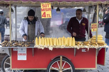 İSTANBUL - 28 Aralık: 28 Aralık 'ta İstanbul Sultanahmet Meydanı' ndaki bir sokakta mısır ve kestane üreten bir sokak satıcısı. Türkiye 'de 2019