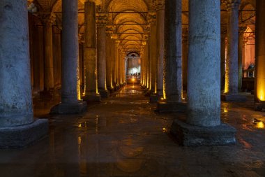 İstanbul 'daki Bazilika Sarayı' nın ya da Cisterna Bazilikası 'nın içi.