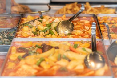 İstanbul 'da lezzetli yemekler ve Asya yemekleriyle Türk Büfesi gösterisi