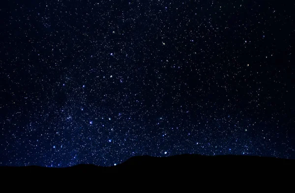 Nocne Gwiaździste Niebo Przestrzeń Kosmiczna Nad Doliną — Zdjęcie stockowe