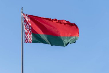 Beyaz Rusya bayrağı mavi gökyüzüne doğru dalgalanıyor.