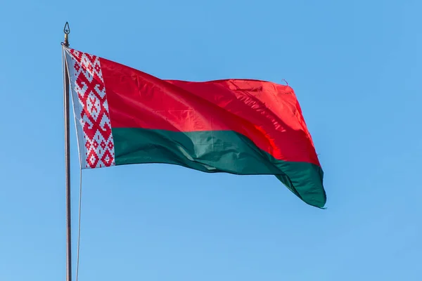Vlag Van Wit Rusland Wapperend Tegen Blauwe Lucht — Stockfoto