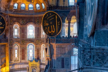 ISTANBUL - 29 Aralık: 29 Aralık 'ta İstanbul' da duvarında antik bir dekor bulunan Ayasofya Bazilikası 'nın içi. Türkiye 'de 2019