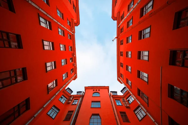 Konutlu kırmızı ev, kırmızı cepheli bina, yaratıcılık tablosu