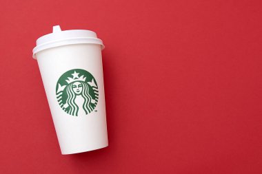 BERLİN - 8 Numara: Starbucks Kağıt Kupa. Logo Denizkızı 'nın olduğu Starbucks Kafe 8 Kasım' da Berlin 'de kırmızı arka planda izole edildi. Almanya 'da 2020