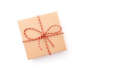 Kurdeleli kağıt hediye kutusu beyaz üzerine izole edilmiş, serilmiş, metin için boşluk