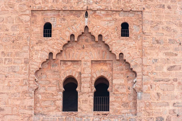 马拉喀什古城墙 Kutubiyya清真寺的一部分 阿拉伯风格的门窗 用红色黏土建造的建筑 摩洛哥 — 图库照片