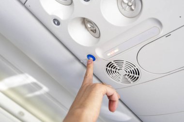 Yolcu kabin görevlisini aramak için düğmeye basıyor.