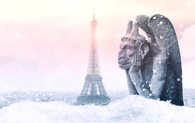 Paris 'te Noel ve yeni yıl, karlı bir gün Eyfel Kulesi ve Gargoyle ile Paris manzarası ya da Notre Dame Katedrali' nin Chimera 'sı kış sabahı, kartpostal.