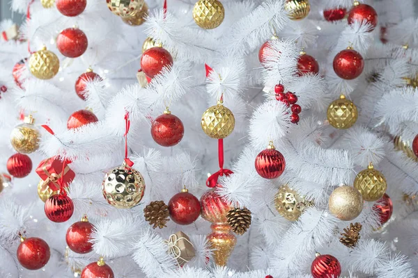 Árbol Navidad Blanco Plateado Con Juguetes Rojos Dorados Composición Año — Foto de Stock