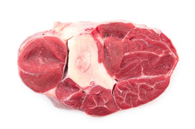 Yakın plan çiğ et ya da dana eti. Kemiği beyaza izole edilmiş.