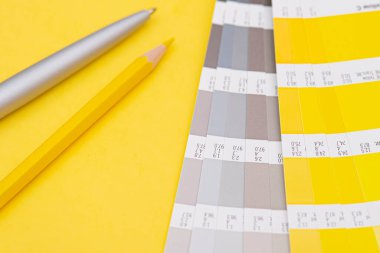 2021 yılının rengine sahip palet - canlı sarı ve nötr gri, serili, renk şablonu