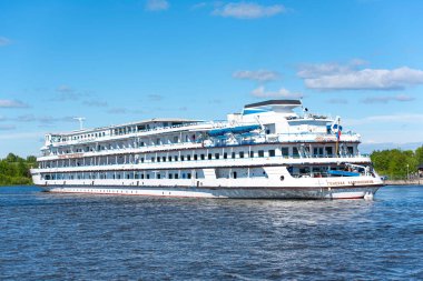 PETROZAVODSK - 29 Haziran: 29 Haziran 'da Karelia' daki Onega gölünde yüzen yolcu gemisi. Rusya 'da 2017