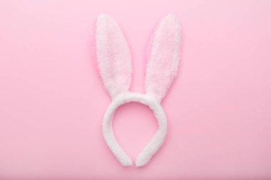 Pembe arka planda beyaz tavşan kulakları, Paskalya minimumu düz yatış, üst manzara, metin için boşluk