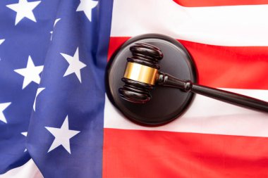 Tahta yargıç, arka plan olarak ABD bayrağı, ABD 'de adalet konsepti.