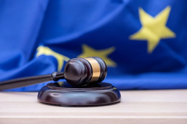  Avrupa Birliği bayrağı ve hakimler tepesinde tahta tokmak, mahkeme ve adalet konsepti