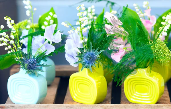 市場の棚の上の陶器の花瓶の小さな春 夏の花束 — ストック写真