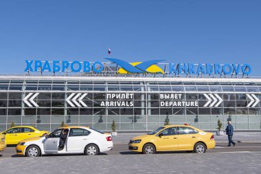 KALINGRAD - 18 Nisan 'da Kaliningrad' daki Khrabrovo havaalanının ana terminali. Rusya 'da 2019