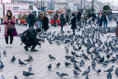 İSTANBUL - 29 Aralık - Eminonu Meydanı, 29 Aralık kış günü İstanbul 'da yürüyen insan ve güvercinlerle birlikte. Türkiye 'de 2019